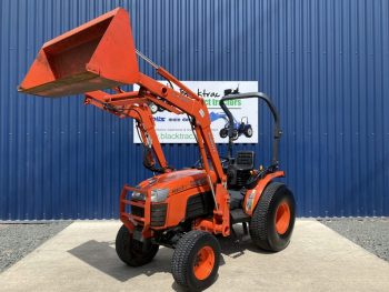 Kubota B3030 HST Compact Tractor with Kubota LA403 Loader & Bucket