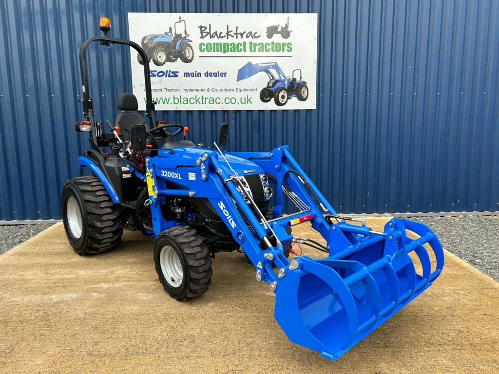 Solis 26 Shuttle with hydraulic grab bucket