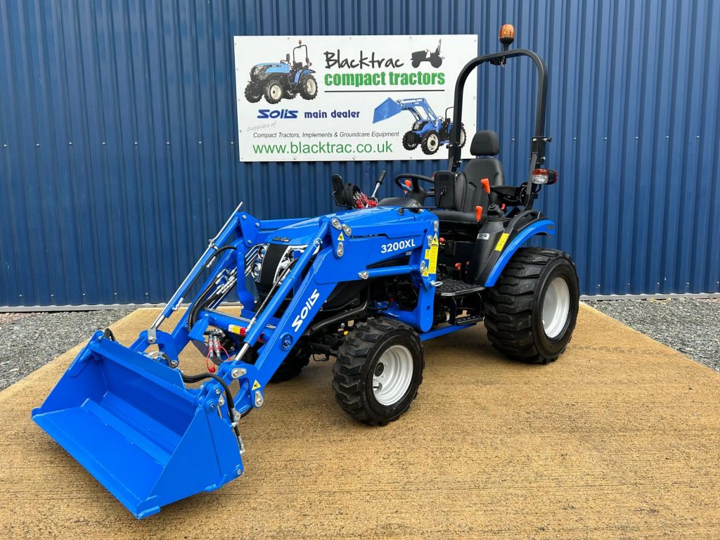 Solis 26 shuttle with loader and 4:1 bucket